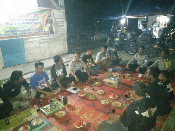 Kapolsek Perhentian Raja Ngobrol Bareng Warga Desa Hangtuah